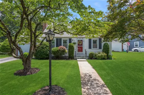138 Massasoit Dr, Warwick, RI 02888