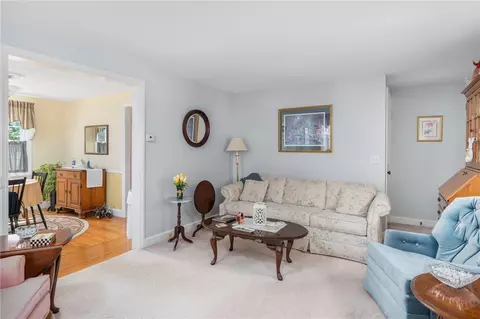 138 Massasoit Dr, Warwick, RI 02888 photo 5