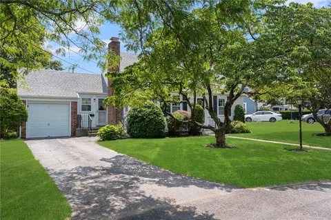 138 Massasoit Dr, Warwick, RI 02888 photo 2