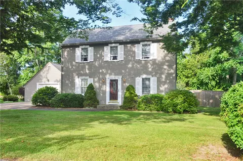 37 Peckham Pl, Bristol, RI 02809