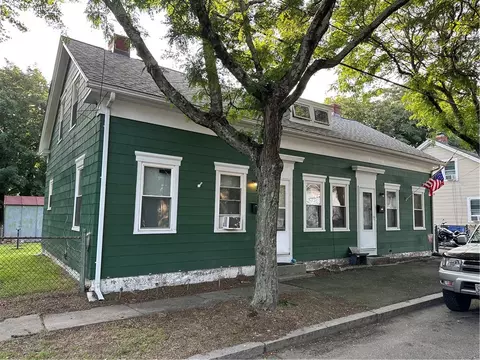 31 Cedar St, Cranston, RI 02910