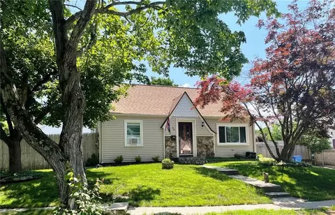 38 Fairway Dr, Cranston, RI 02920