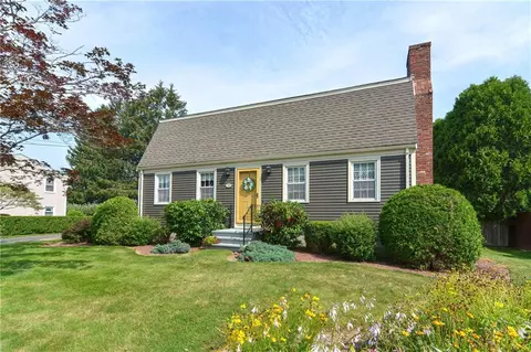43 Academy Ave, Bristol, RI 02809