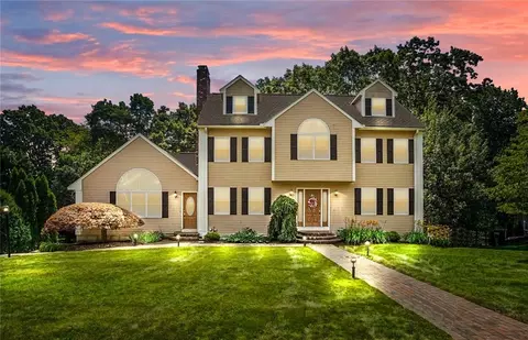 9 Kendall Dr, Lincoln, RI 02865