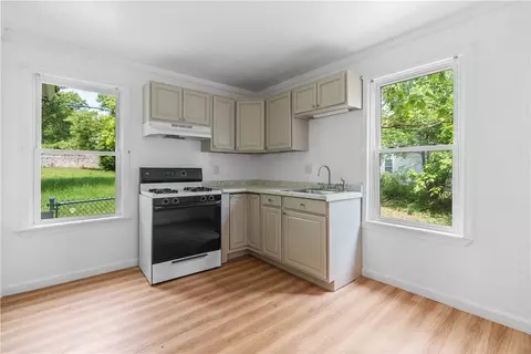 569 Robinson St, Woonsocket, RI 02895 photo 7