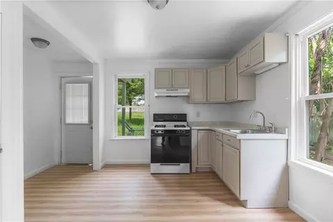 569 Robinson St, Woonsocket, RI 02895 photo 8