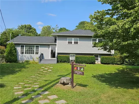 8 Central St, Richmond, RI 02898
