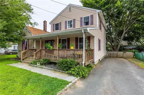67 Liberty St, Portsmouth, RI 02871