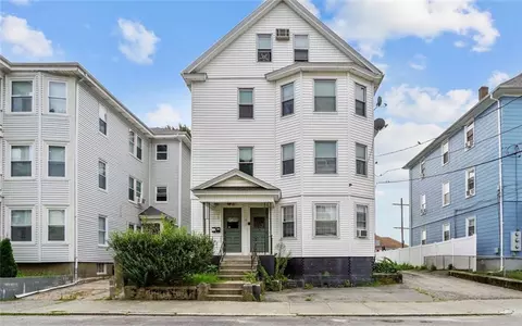 15 Phoenix St, Central Falls, RI 02863