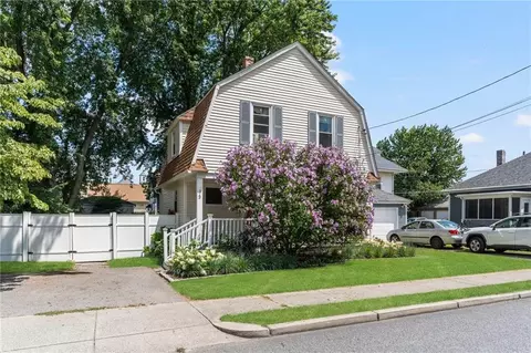 15 Wollaston St, Cranston, RI 02910