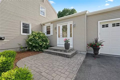3 Greg Dr, Warren, RI 02885 photo 2