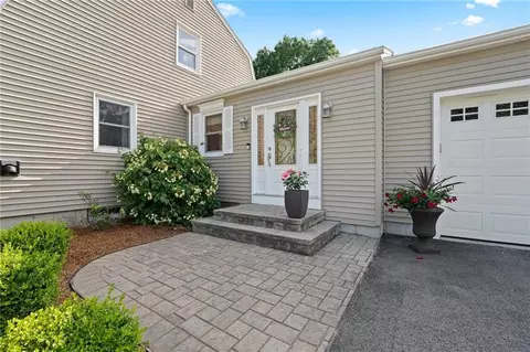 3 Greg Dr, Warren, RI 02885 photo 2