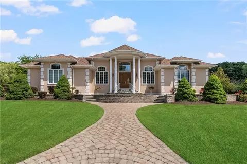8 Steeple Ln, Lincoln, RI 02865