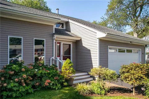 35 Lilly Ln, Narragansett, RI 02882
