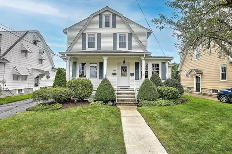 18 White Pkwy, North Smithfield, RI 02896