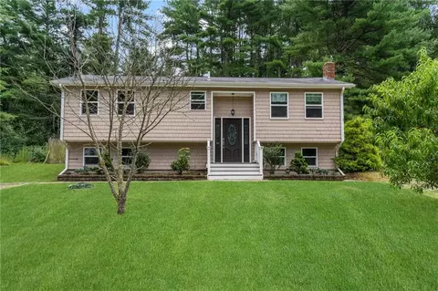 10 Nipmuck Trl, West Greenwich, RI 02817