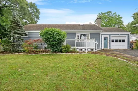 2 Howard St, Barrington, RI 02806