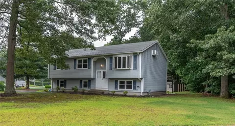 23 Vincent Way, Cranston, RI 02921
