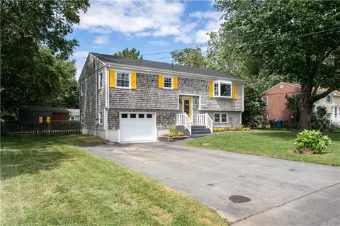 22 Reardon Dr, Middletown, RI 02842