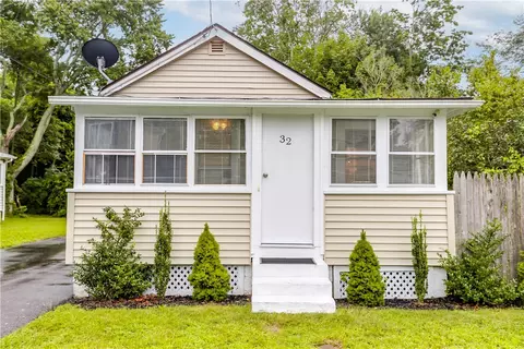 32 Belfort Ave, Warwick, RI 02889