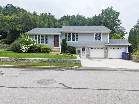 5 Vincenzo Dr, West Warwick, RI 02893
