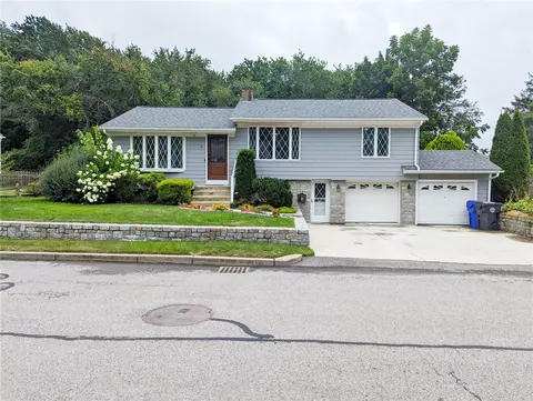 5 Vincenzo Dr, West Warwick, RI 02893