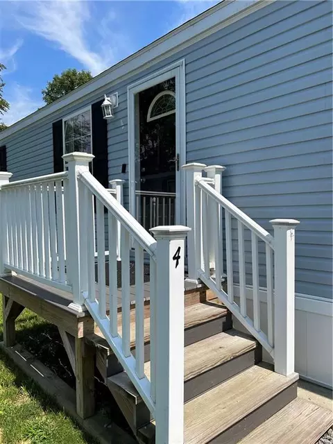 4 Pond Rd, Glocester, RI 02814