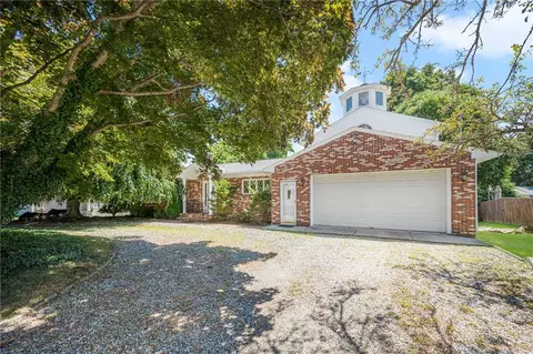 22 Clear View Dr, Cranston, RI 02921