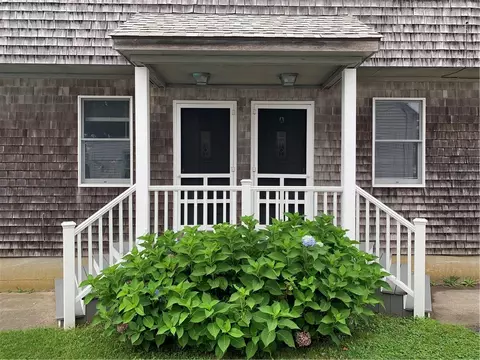 28 Angell Rd, Narragansett, RI 02882