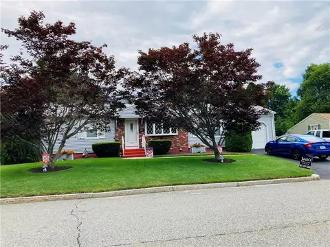 184 Bayberry Rd, Woonsocket, RI 02895