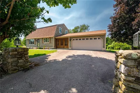 676 Boston Neck Rd, Narragansett, RI 02882