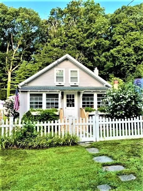 69 Overlook Dr, East Greenwich, RI 02818