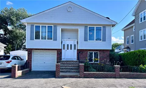 107 Robinson Ave, Pawtucket, RI 02861