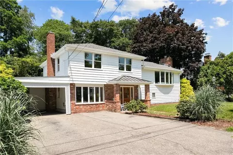 33 Beachmount Ave, Bristol, RI 02809