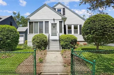 26 Vernon Ave, Newport, RI 02840