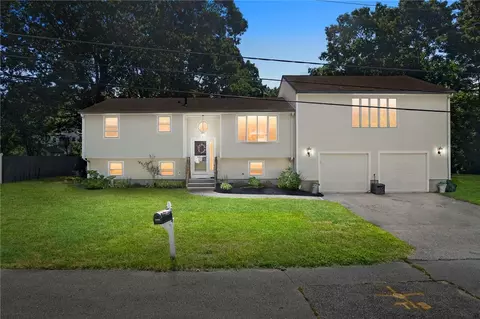 24 Tell St, Warwick, RI 02889