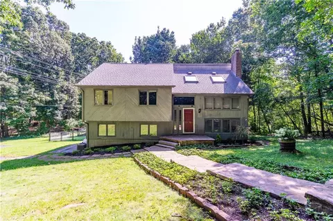 15 Crompton Rd, East Greenwich, RI 02818