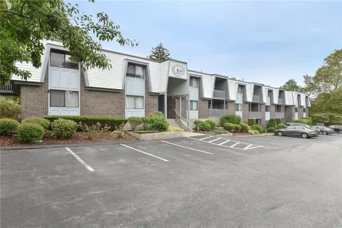 125 Van Zandt Ave #202, Newport, RI 02840