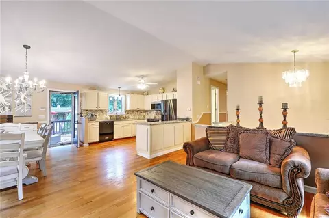 4 Cote Ct, Coventry, RI 02816 photo 4