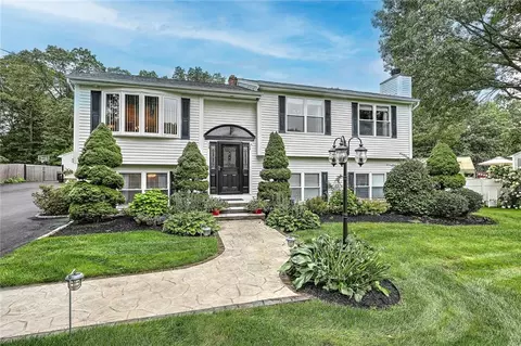 4 Cote Ct, Coventry, RI 02816