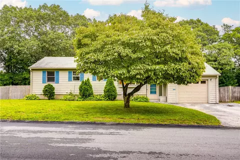 8 Viceroy Rd, Warwick, RI 02886