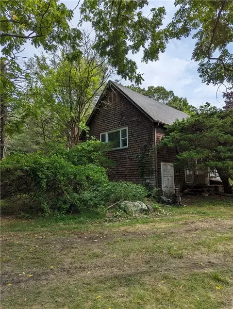 142 Chase Hill Rd, Ashaway, RI 02804