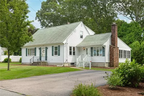 54 Birchwood Dr, Narragansett, RI 02882