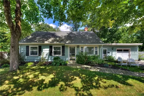 1 Grassy Plain Rd, Barrington, RI 02806