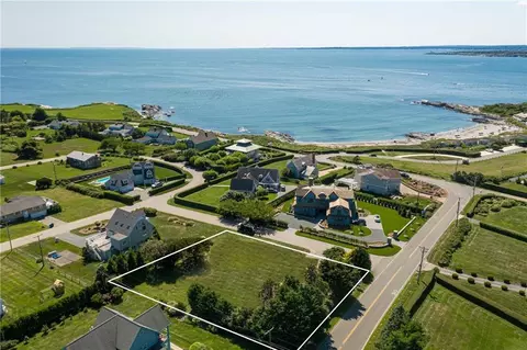 34 Castle Hill Ave, Newport, RI 02840