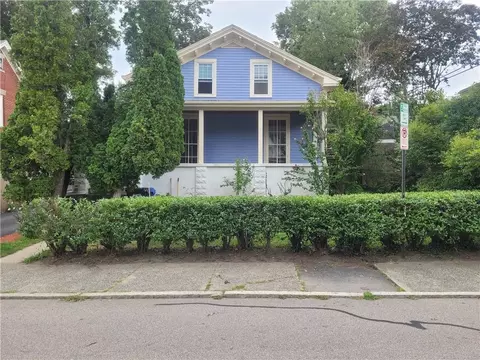 29 Bliss Rd, Newport, RI 02840