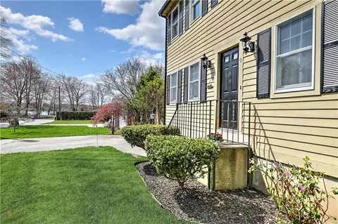 9 Joy St, Barrington, RI 02806