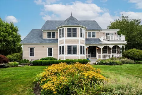 314 Winnisimet Dr, Tiverton, RI 02878