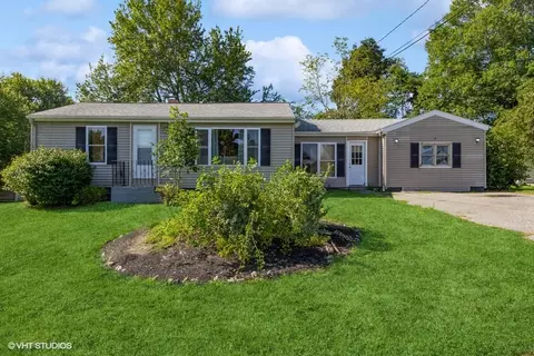 86 Chester St, Tiverton, RI 02878