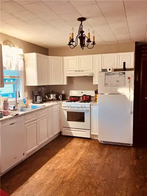 96 Loring St, Woonsocket, RI 02895 photo 4